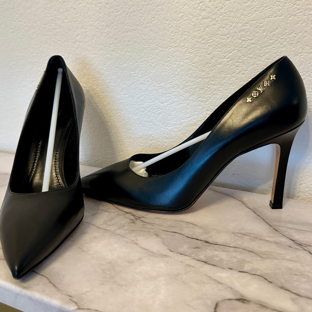 LOUIS VUITTON Signature pumps 41 10